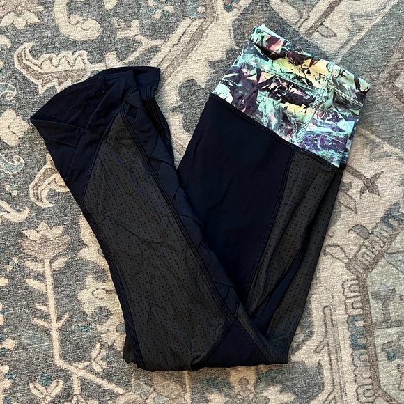 Lululemon‎ cropped leggings in navy with floral patterned waistband - Picture 1 of 6